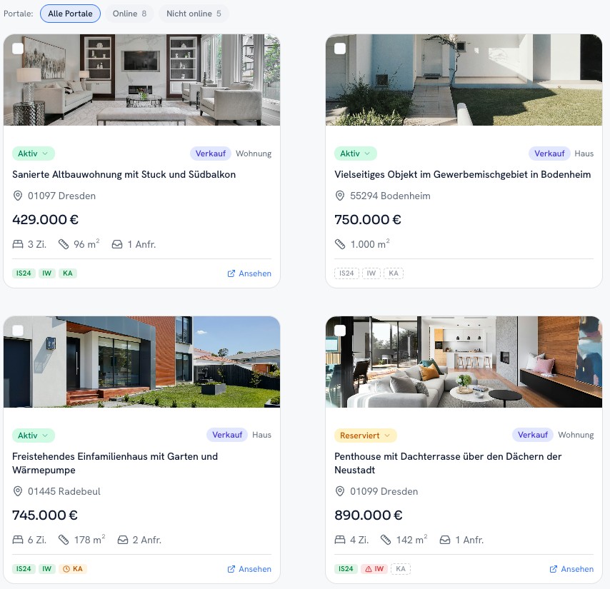 Objektübersicht der Immobilien Software: je Kachel zeigen Kürzel, auf welchen Portalen das Objekt online ist, wo eine Übertragung läuft und wo ein Fehler vorliegt